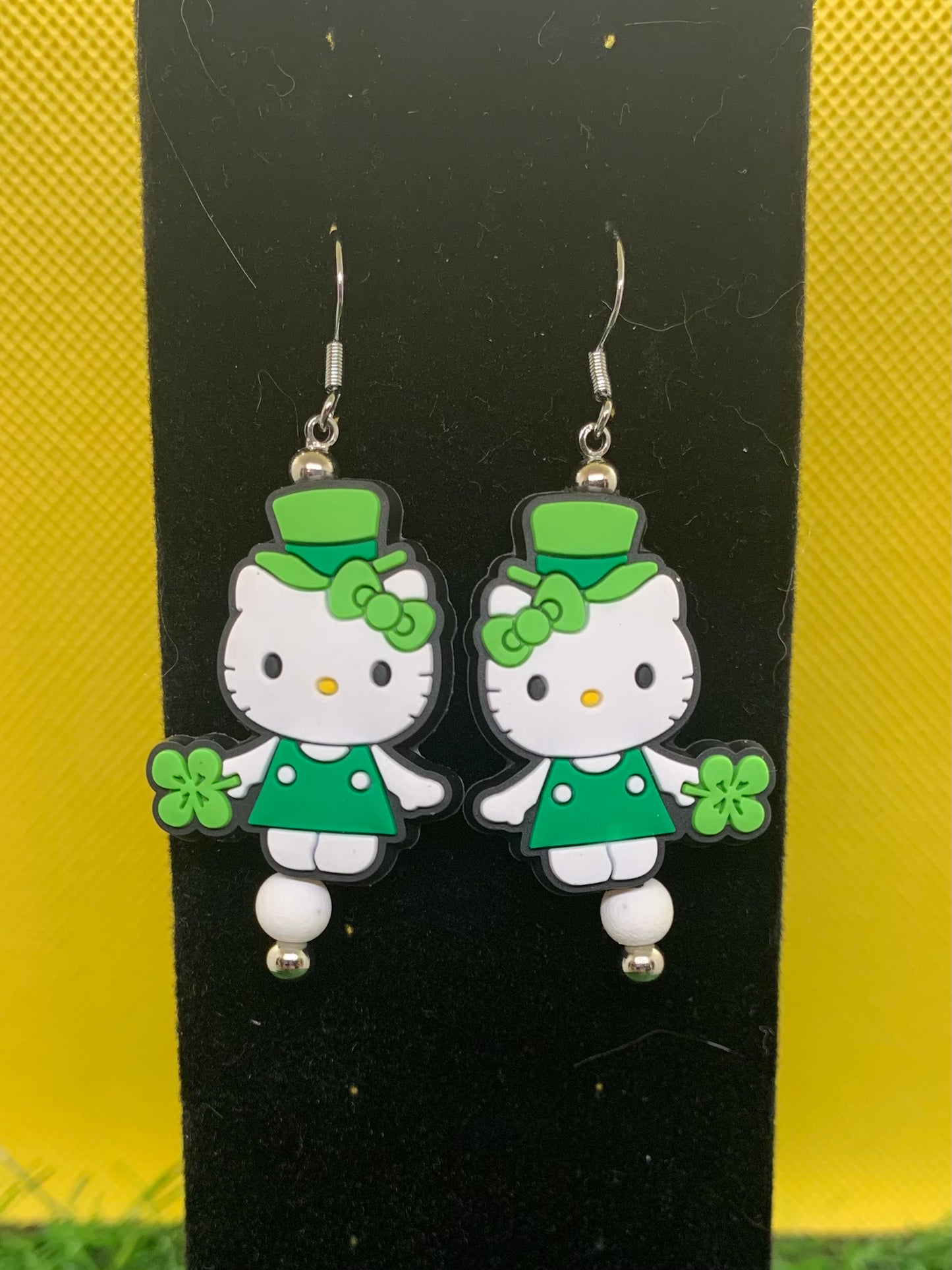 Hello Kitty Irish Earrings (white ball)